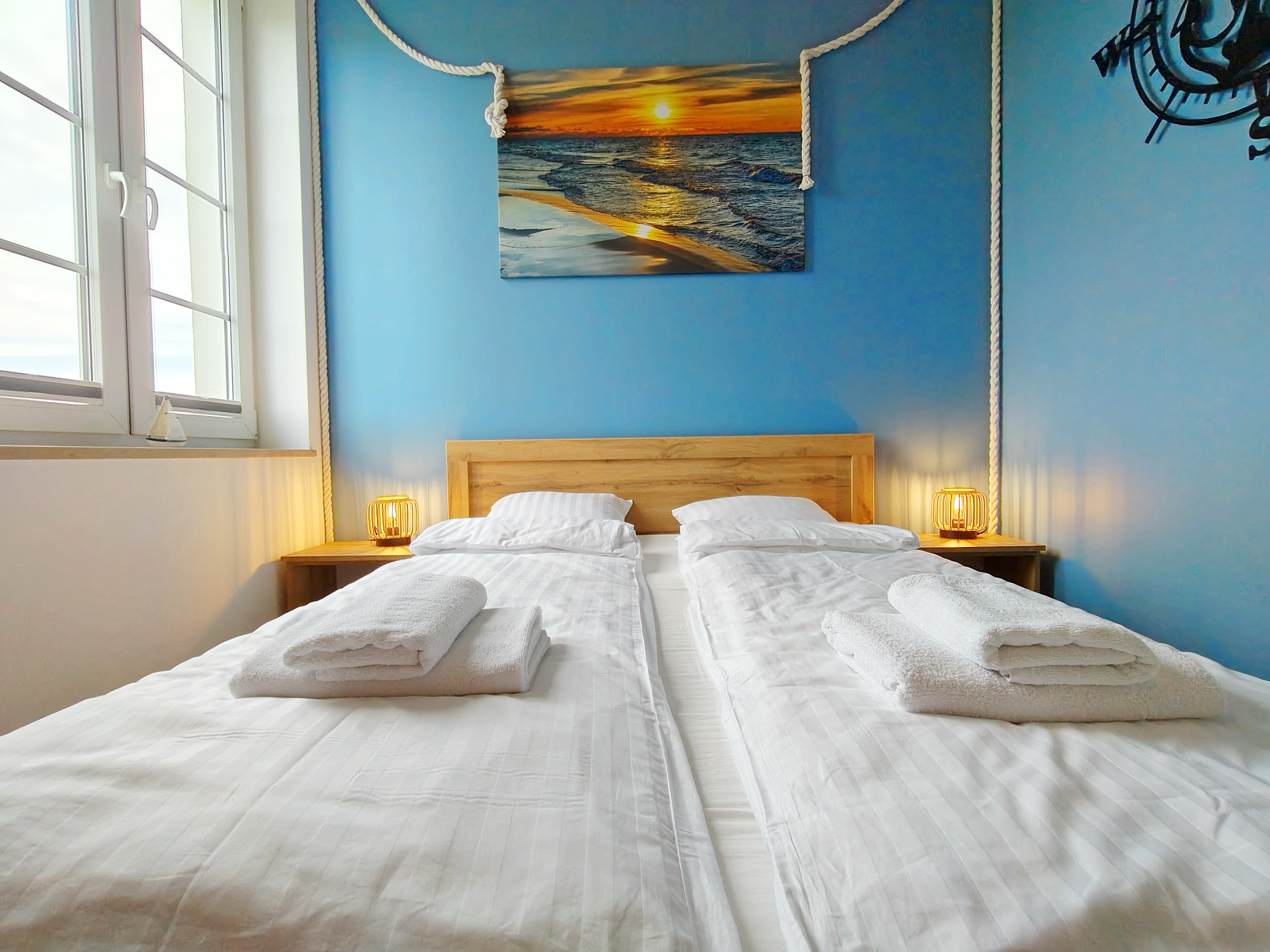 Przytulna sypialnia w apartamencie nad morzem