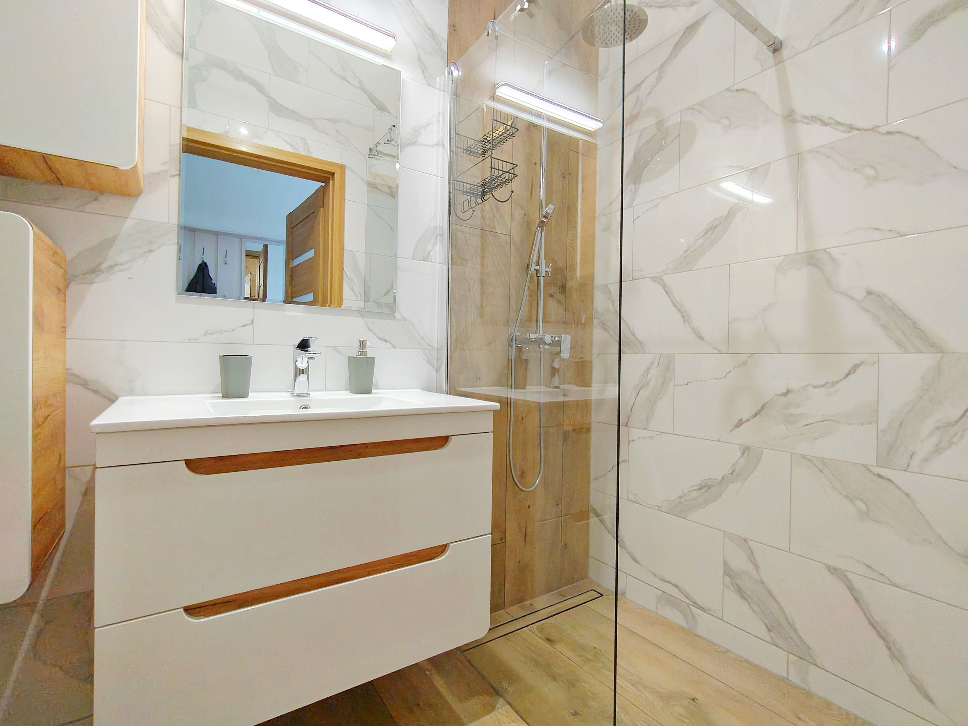 Nowoczesna łazienka w apartamencie Jastrzębia Góra